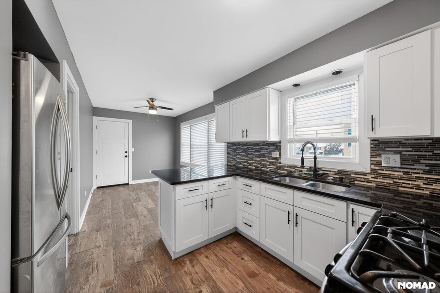 Building Photo - 7249 W Belmont Ave