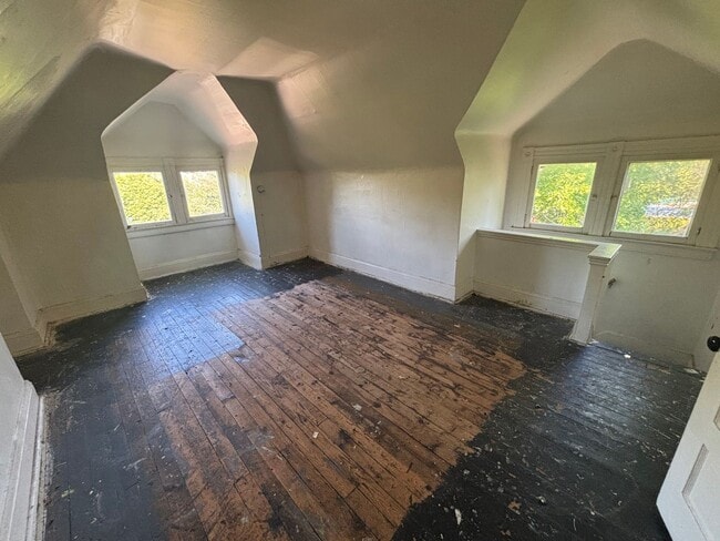 Building Photo - Rare 4 BR/ 2 BA Home with Multi-Generational Layout