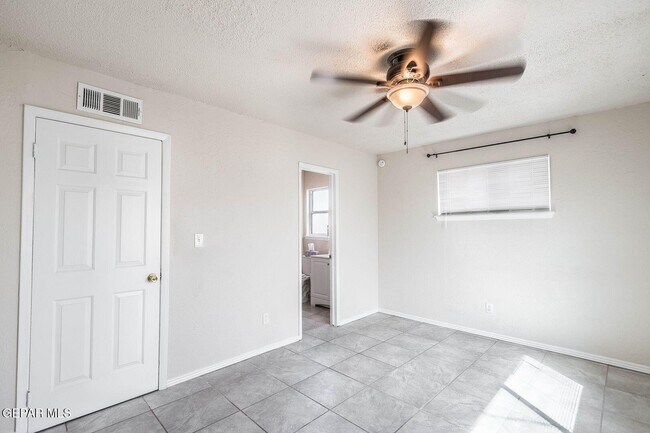 Building Photo - 3048 Yarwood Dr