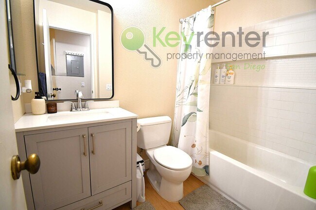 Building Photo - End-Unit Newly Remodeled Townhome in Clair...