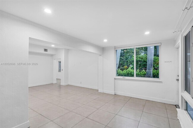 Building Photo - 1580 NE 139th St