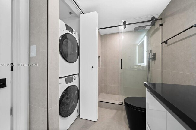 Building Photo - 1200 Brickell Bay Dr