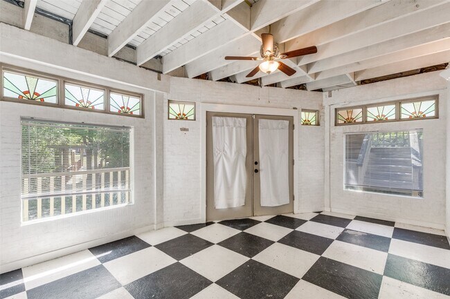 Building Photo - 1005 Center Cir