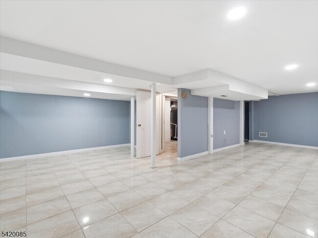 Building Photo - 95 Sycamore Ave