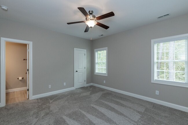 Building Photo - 3 bedroom/2.5 Bath End Unit Townhome in Ho...