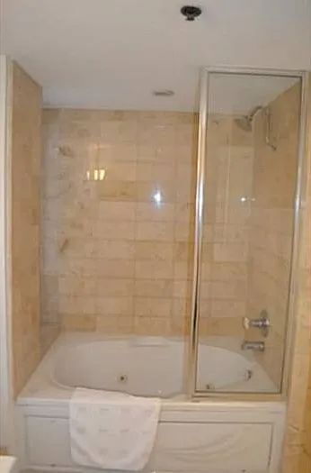 Building Photo - "Chic 1-Bedroom Retreat in the Heart of Miami Beach – Your Ideal Urban Sanctuary!"