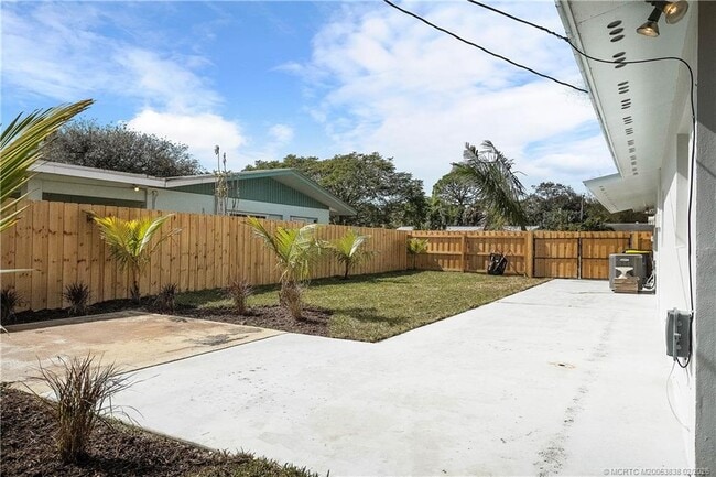 Building Photo - 901 E Madison Ave