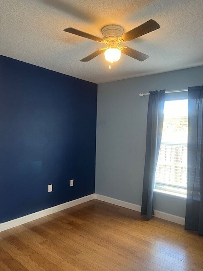Building Photo - 3 Bedroom House with Large Back Yard