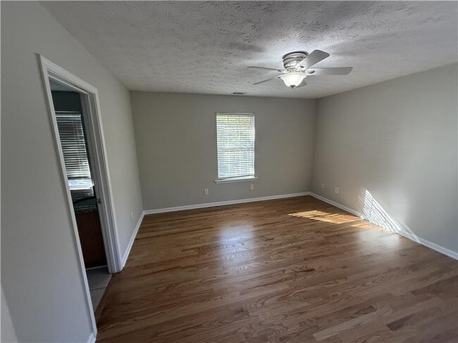 Building Photo - 27 Montgomery St SE