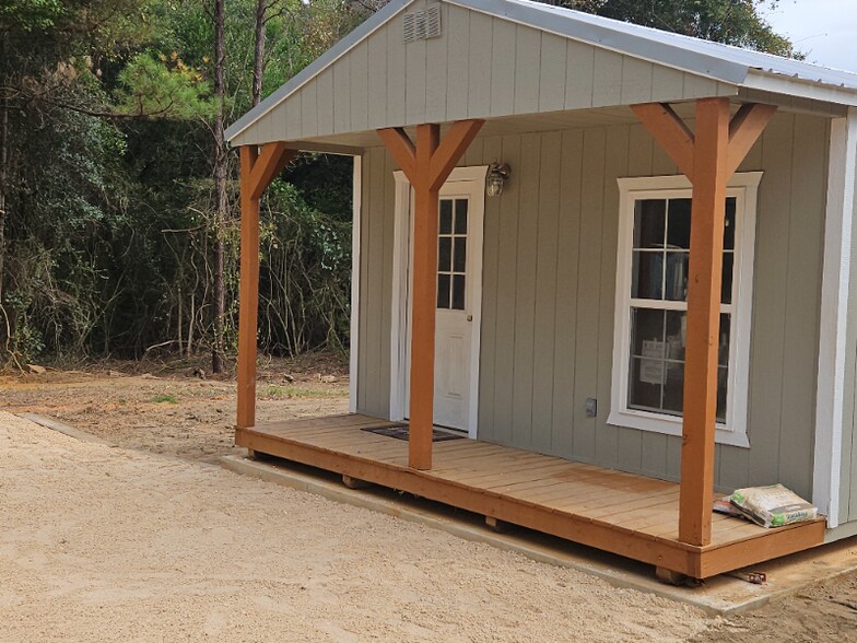 Building Photo - 910 Backwoods Rd