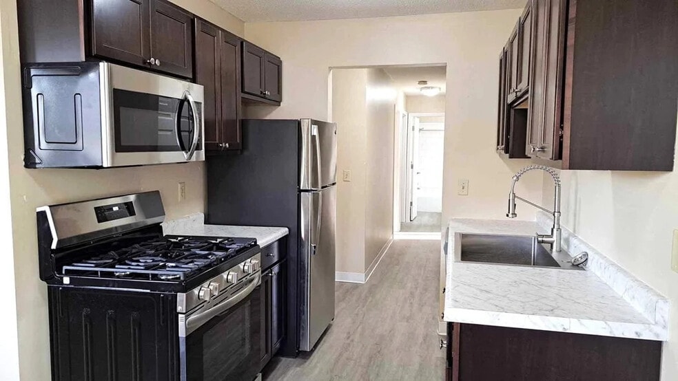 Primary Photo - Twin Lakes Apartments