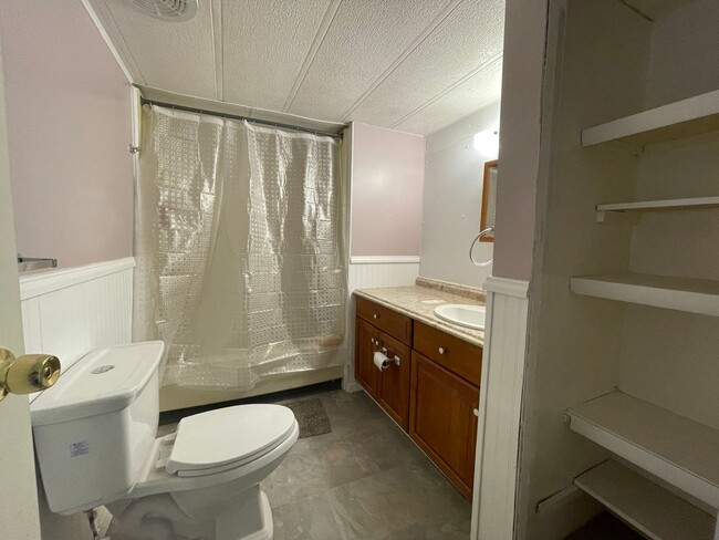 Building Photo - Spacious 2 bed, 1.5 bath Home FOR RENT in ...