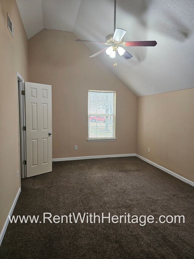 Building Photo - GORGEOUS LAKE VIEW HOME IN POPULAR LAKERIDGE SUBDIVSION! GREAT LOCATION - CLOSE TO EVERYTHING