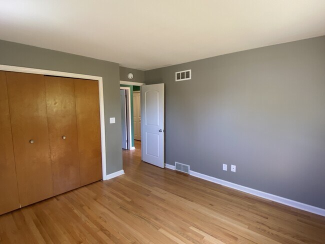 Building Photo - 2609 Lillian Rd