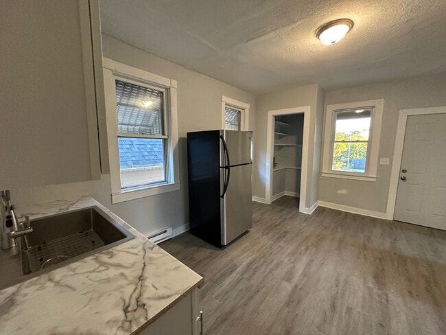 Building Photo - Walnut