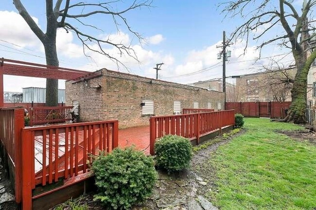 Building Photo - 420 N Pine Ave