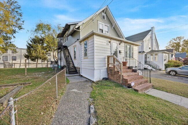 Building Photo - Bright and Airy 1-Bedroom with Private Ent...