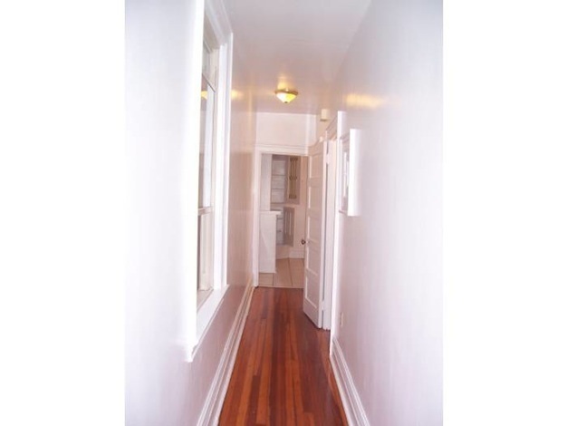 Building Photo - Spacious Two Story duplex on Walnut Street!