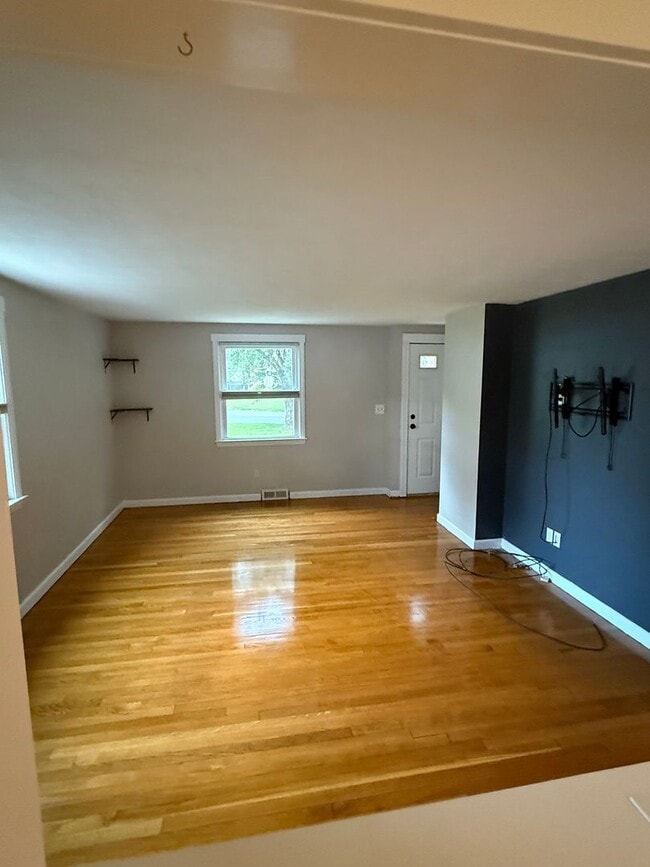 Building Photo - 3 Bedroom-Single Family Home
