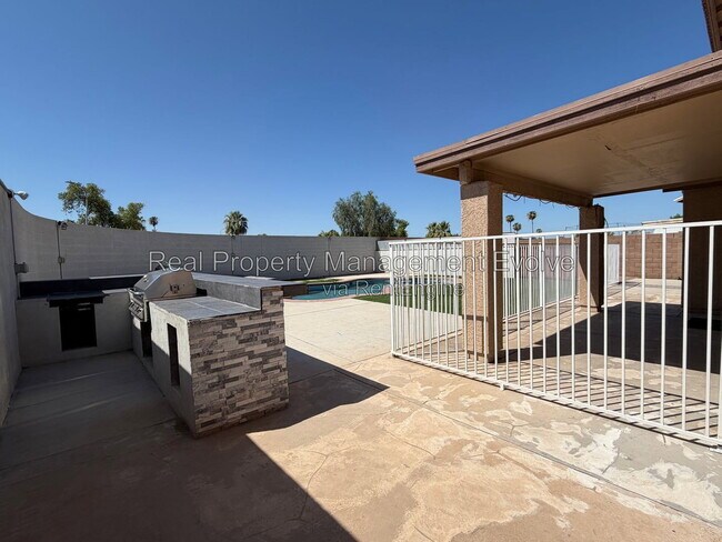 Building Photo - 6903 W Lawrence Ln