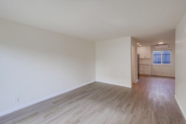 Building Photo - 660 N Hickory St