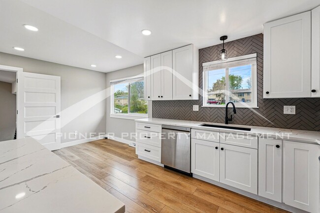 Building Photo - Spacious Duplex with Washer/Dryer and Cent...
