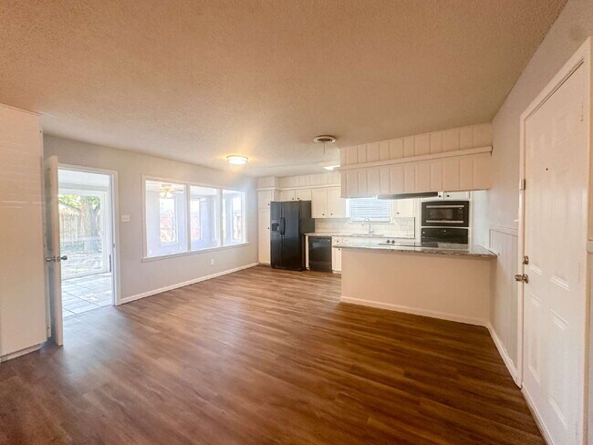 Building Photo - Newly-updated, 3-bedroom near LCU!