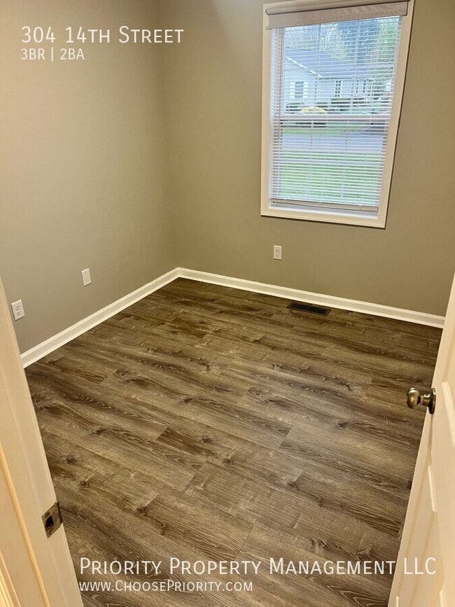 Building Photo - 304 14th St