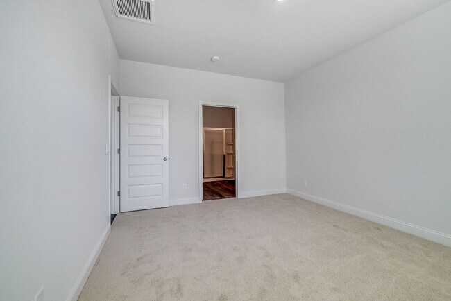 Building Photo - Beautiful 4 bedroom, 2 bathroom home locat...