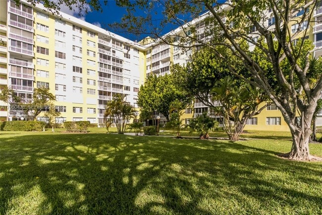 Building Photo - 4400 Hillcrest Dr