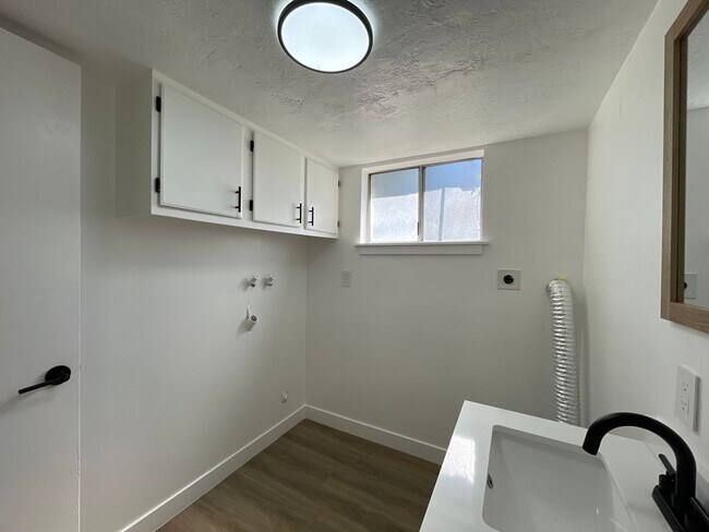 Building Photo - Beautifully Remodeled 2-Bedroom Duplex by Provo River Trail