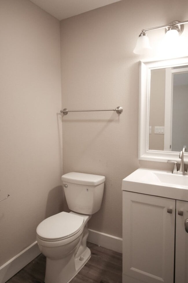 Building Photo - Recently Remodeled 3 Bed 2 Bath!