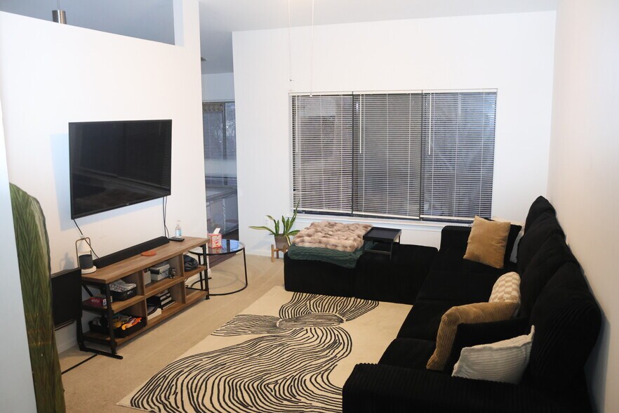 Family Room - 9553 Battery Heights Blvd