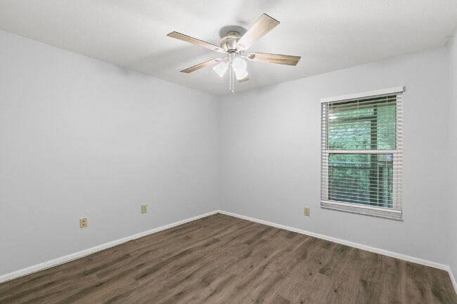 Building Photo - Condo For Rent in North Oaks!