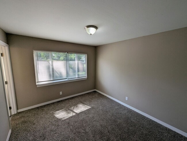 Building Photo - Room to Dream: Spacious 3-Bed in Spanish Lake