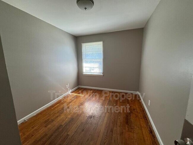 Building Photo - 8629 Elwyn Dr