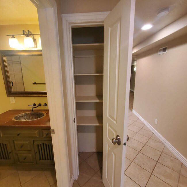 Building Photo - Incredible Lehi Townhouse