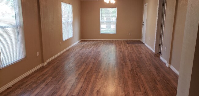 Building Photo - 1304 W Walnut Ave