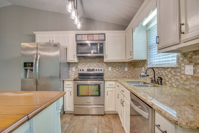 Building Photo - Navarre 3BR/2BA Home Near Beaches & Hurlburt Field with Updated Kitchen, Split Floor Plan & Spaci...
