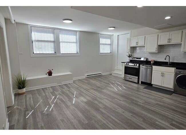 Building Photo - 732 W Roscoe St