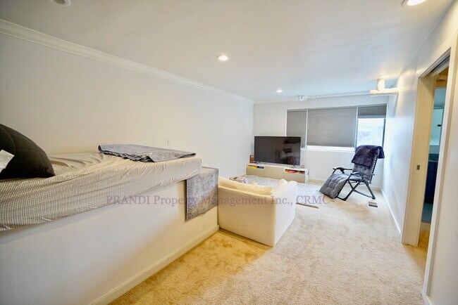 Building Photo - Amazing Unit in Water Front Strawberry Home