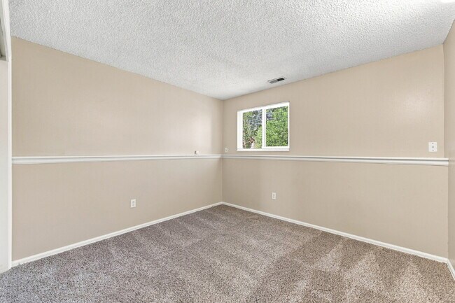 Building Photo - $1,895.95 3-bed, 1.5-bathroom located in Colorado Springs with a washer and dryer.