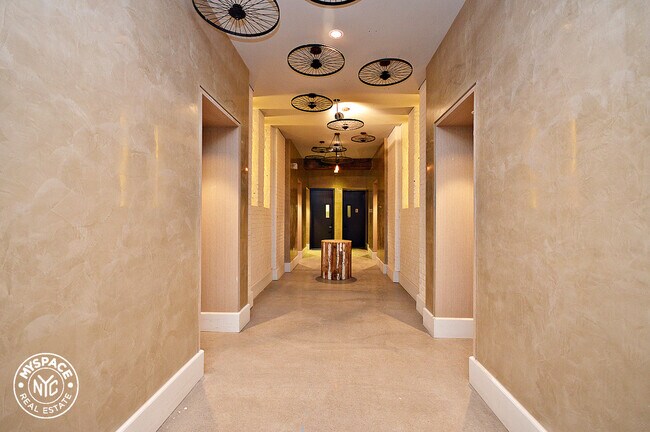 Building Photo - 21 Monitor St