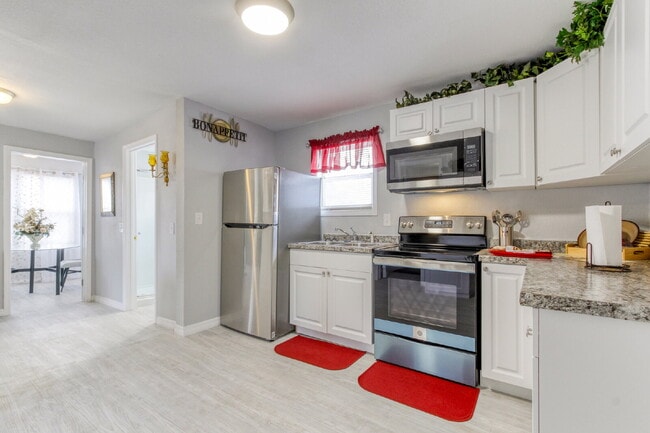 Building Photo - Beautifully Remodeled 3BR Duplex Near Parks, Schools & New Rec Center — Utilities Included. Secti...