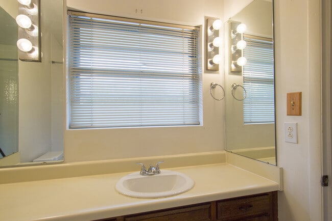 Building Photo - Two bedroom condo