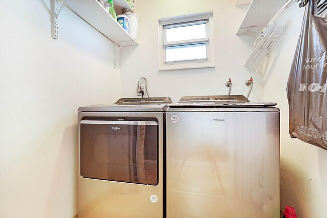 Building Photo - 4548 SW 28th Way