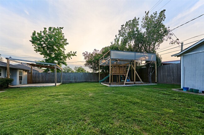 Building Photo - 2210 Nina Lee Ln