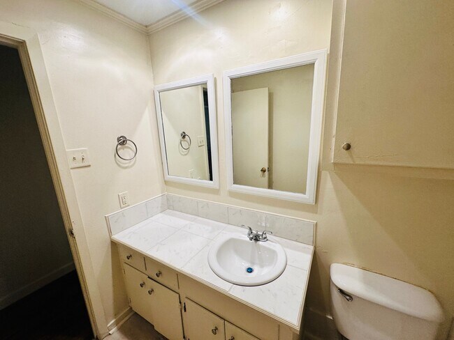 Building Photo - 3145 Woodview Dr