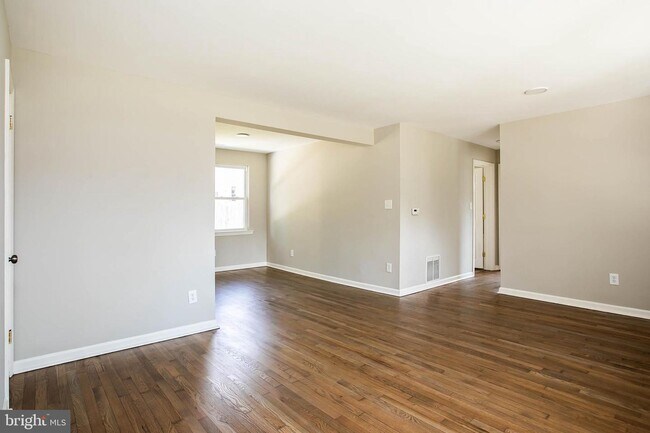 Building Photo - 212 E Cuthbert Blvd