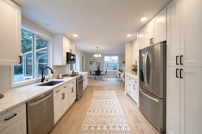 Building Photo - Spacious 3-Bedroom Home with Sunroom in Private Lake Community – Everett